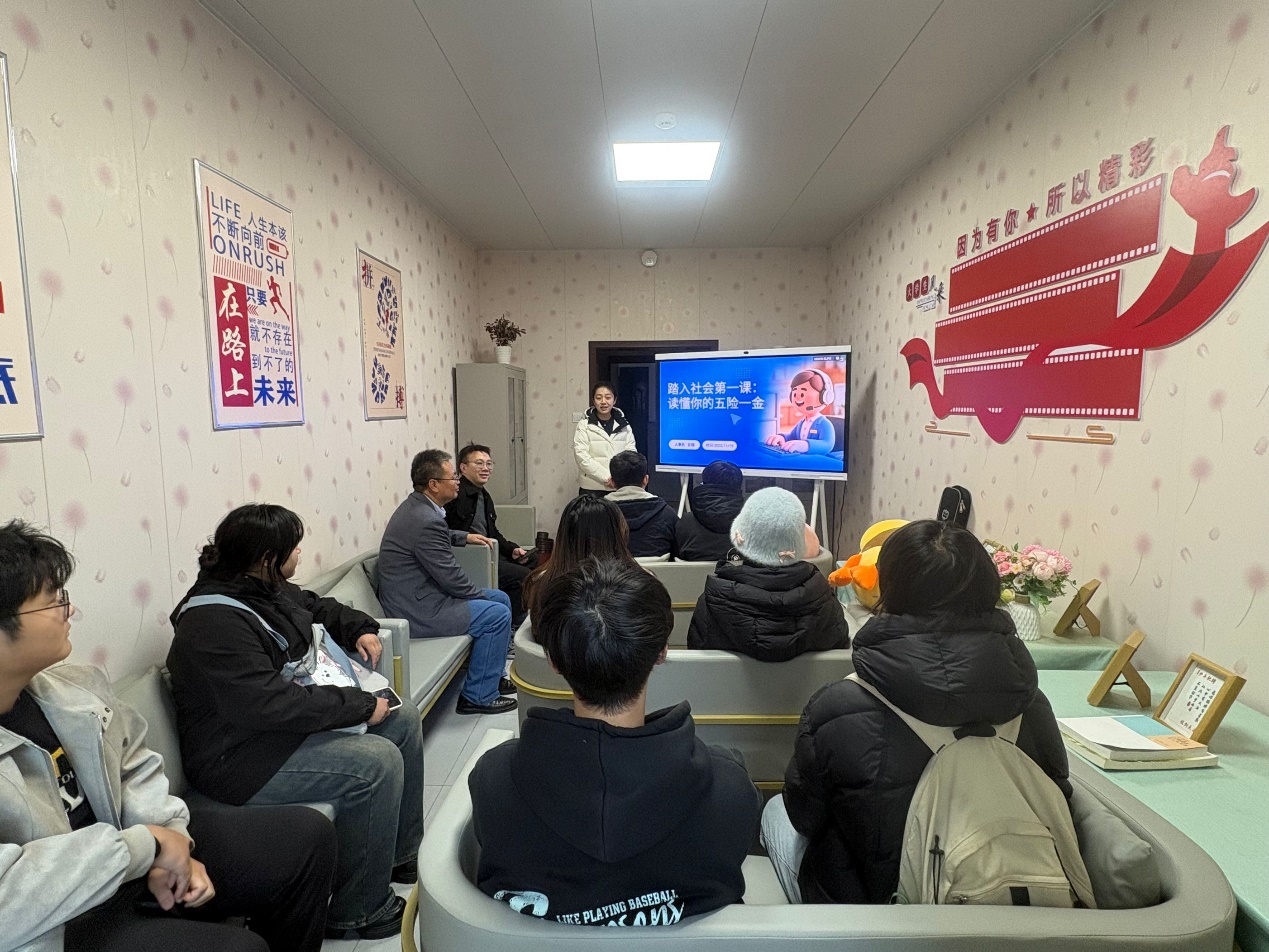 会议室里的人们AI 生成的内容可能不正确。