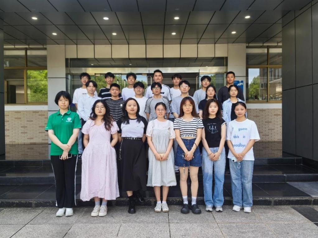 一群人站在一起描述已自动生成