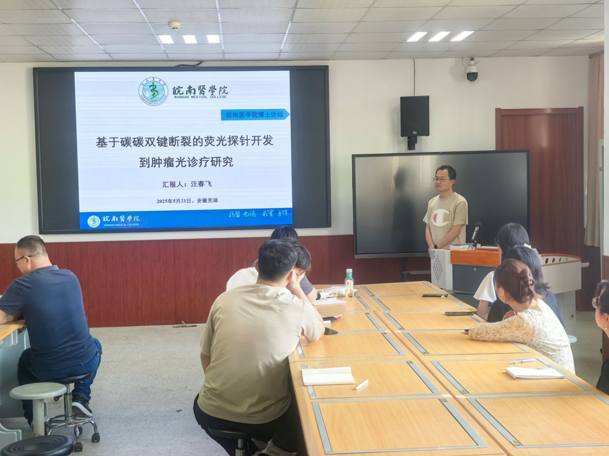 会议室里的人们AI 生成的内容可能不正确。 会议室里的人们AI 生成的内容可能不正确。